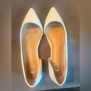 Journee Collection Mikki Pointed Toe Flat Ivory (New in box)